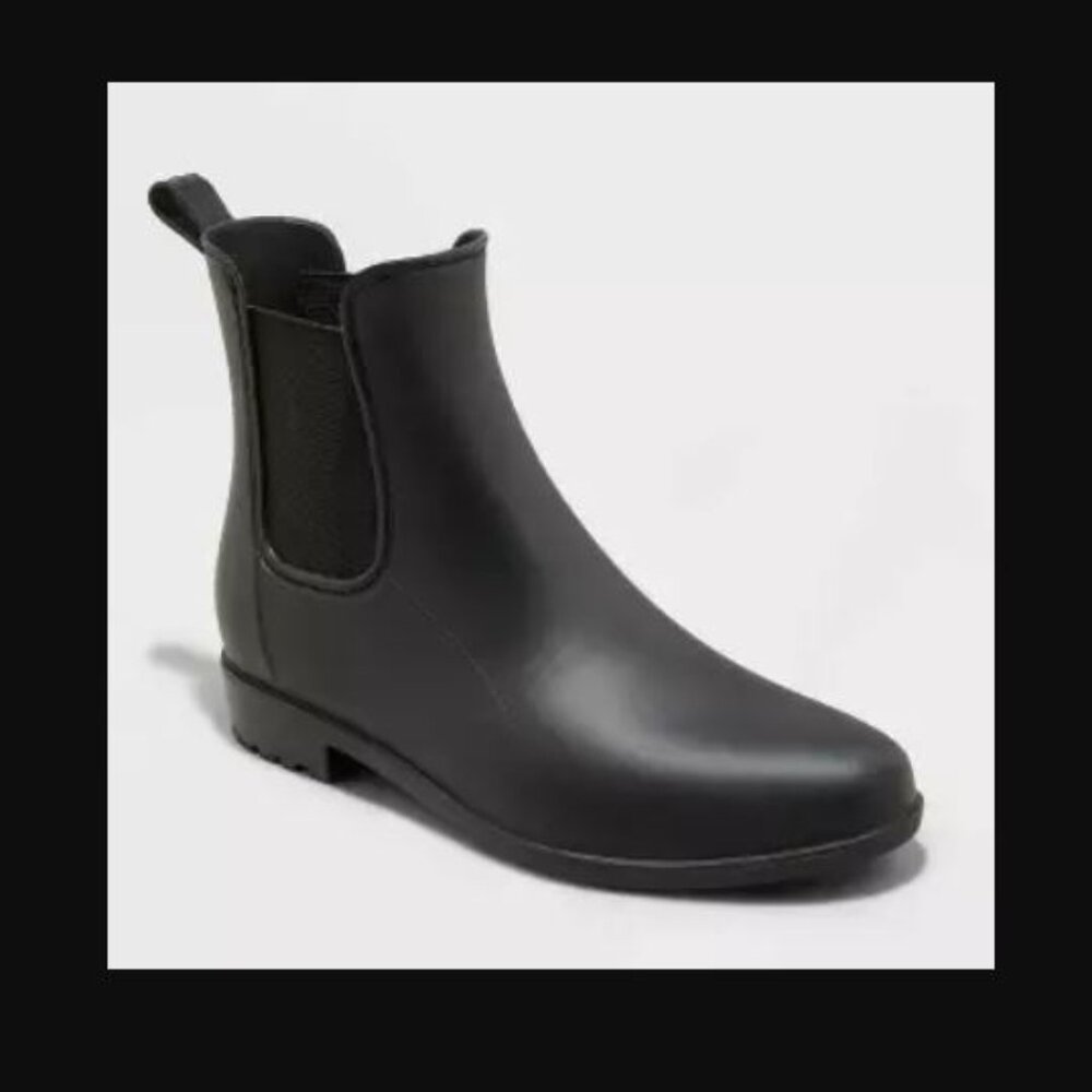 Like new, size 7 rain boots. Free beauty gift with purchase! 🥰